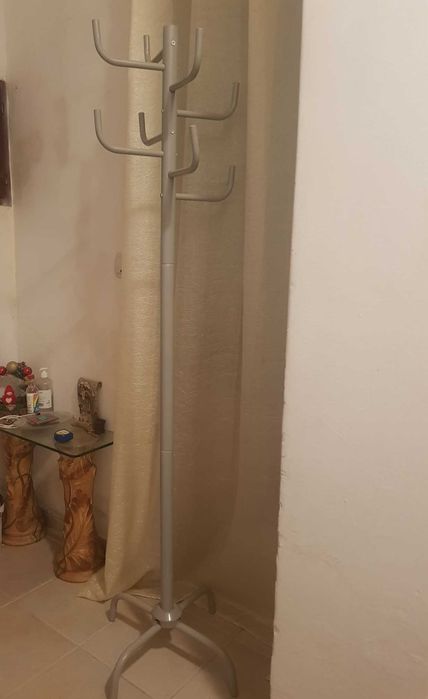 Cabide cinzento com 170 cm de altura