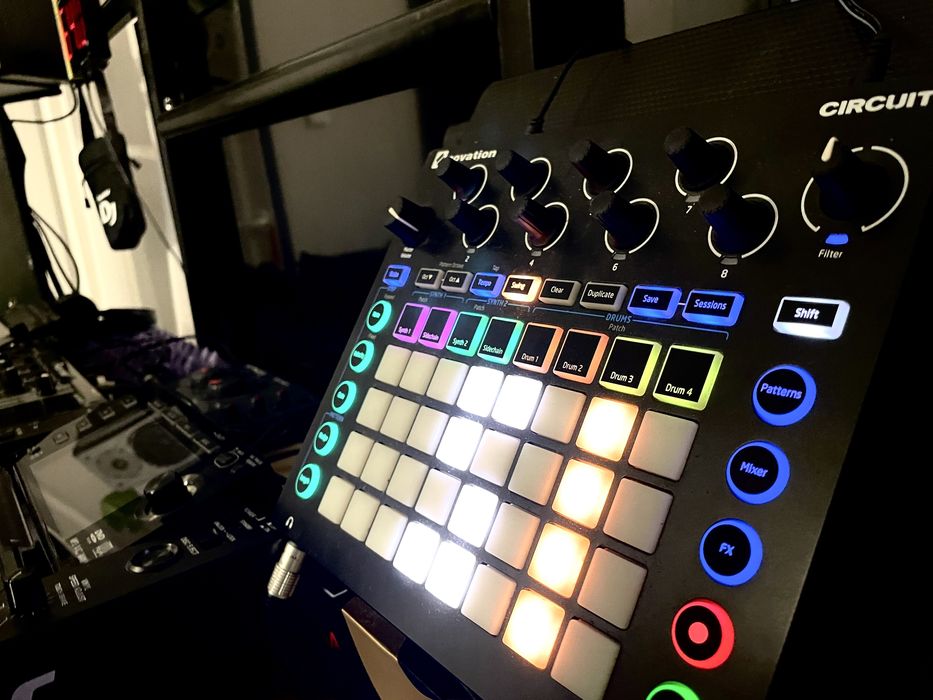 NOVATION CIRCUIT groovebox ,tracks , perkusia itp,sekwencer, sampler