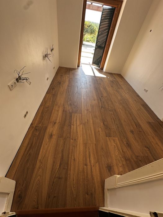 Montaje de paviento rodapie autoanivelante