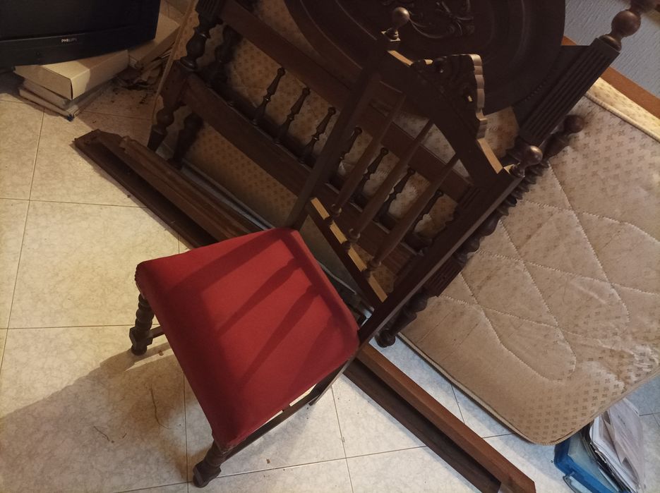 Conjunto cama e cadeira antigas