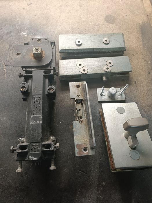Puxador,mola, fechadura e apoios