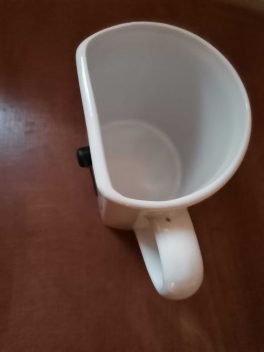 Biały kubek z zegarkiem