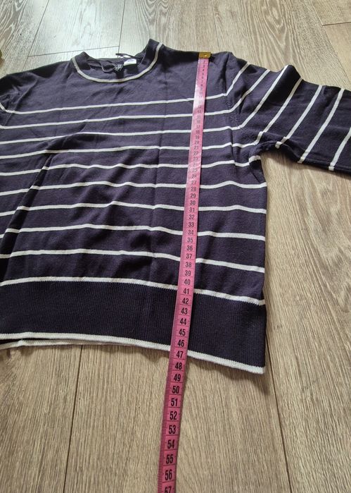 Granatowy sweter z wiskozy w paski