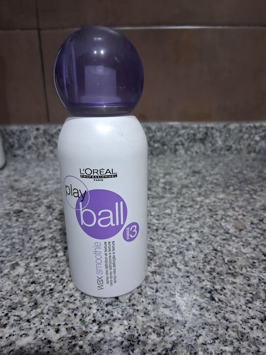 Cera em pasta, cera em spray,e uma laca