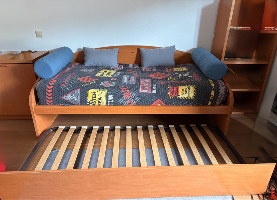 Conjunto de Quarto em Madeira Maciça de Cerejeira