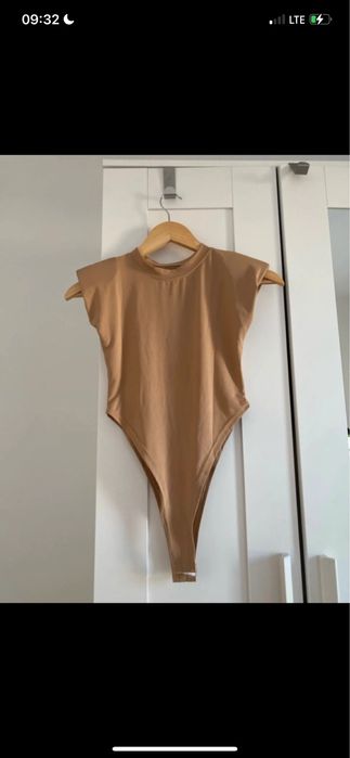 Eleganckie body z wstawkami w ramionach