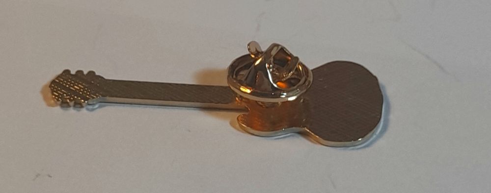 Pin com design de guitarra.