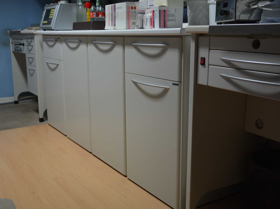 Vendo tampo Inox com 2 cubas e 4 móveis de gavetas