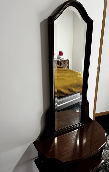 Móvel de corredor com espelho