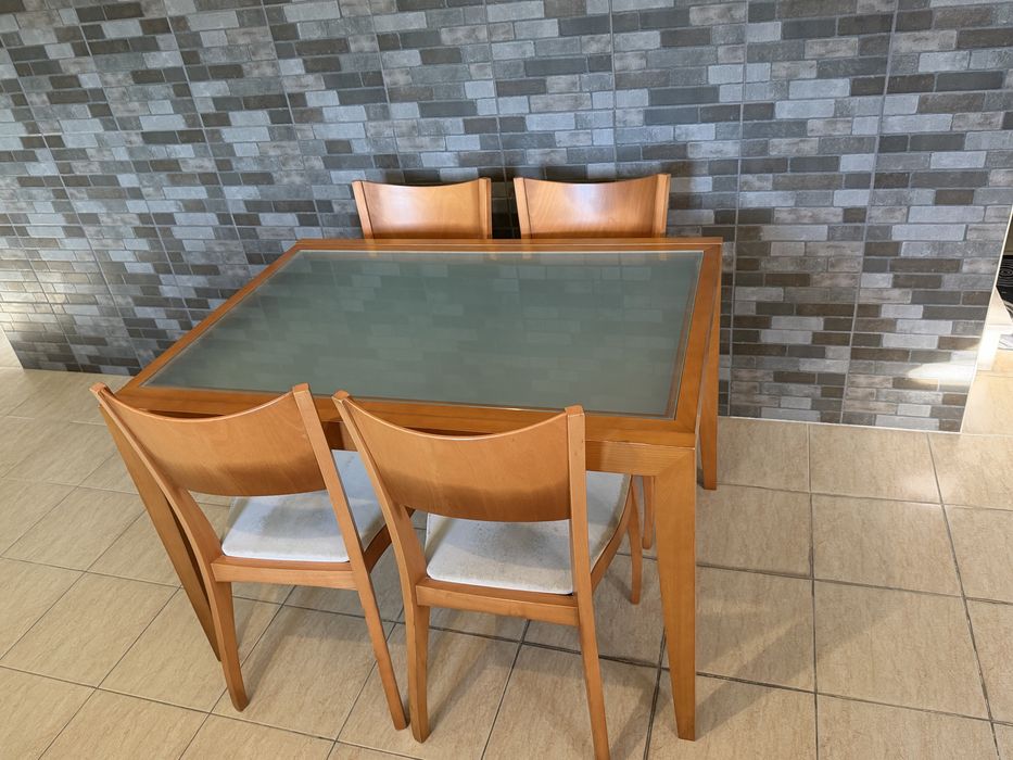 Mesa de refeição e cadeiras