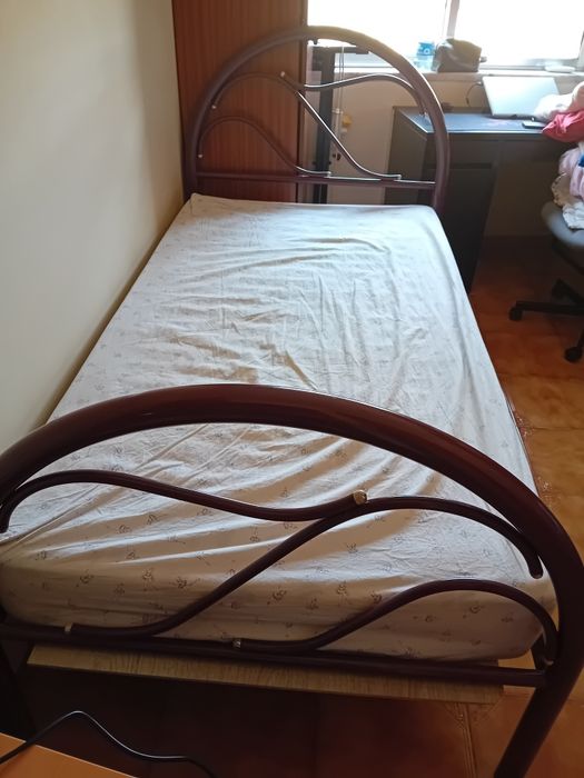 Cama de solteiro! Vendo as duas cama, em muito bom estadode conservação.  Estou a vender poiscestou de mudança...