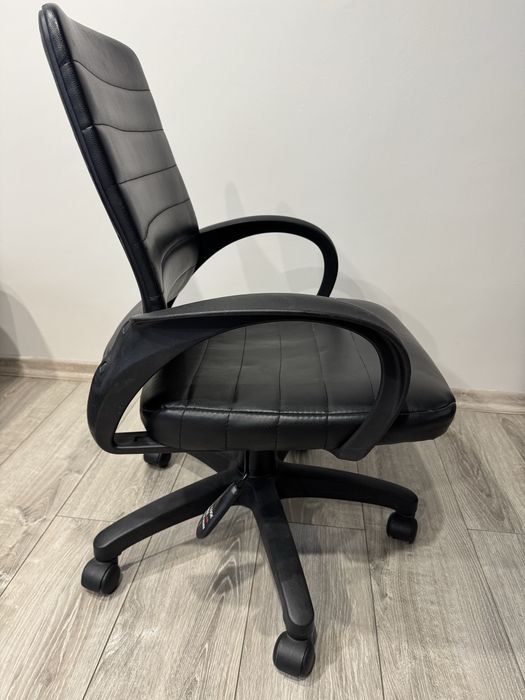 Fotel obrotowy na kółkach firmy vox