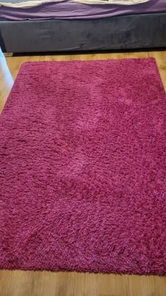 Dywan w kolorze ciemnego różu