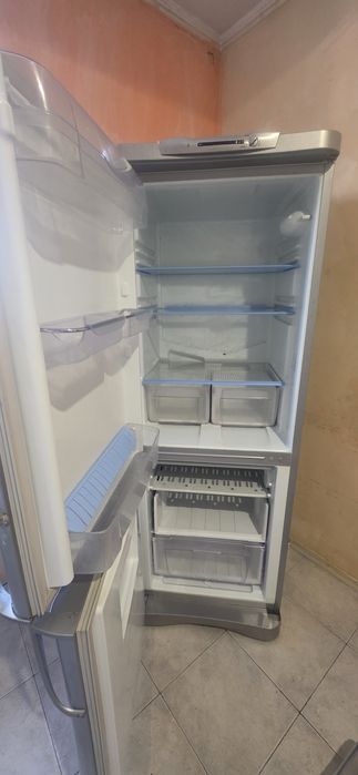 Полностью рабочий холодильник Indesit C132G.016