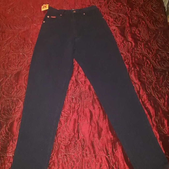 Calças de ganga novas com etiqueta