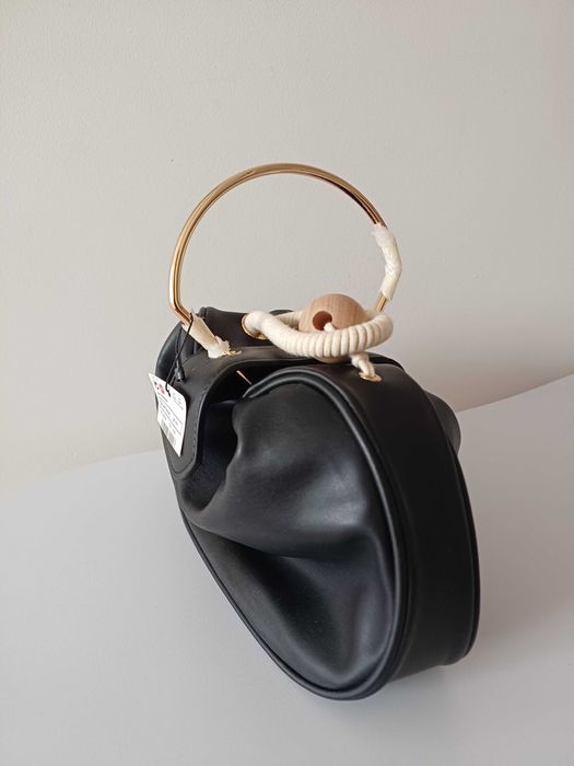 Torebka Mango czarna złota rączka sculptural mini