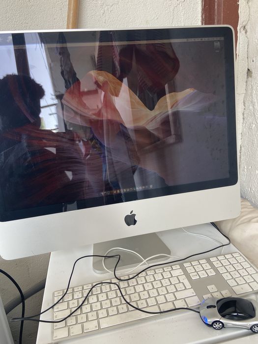 Mac com rato e carregador