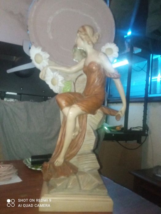 Vendo estátua com espelho