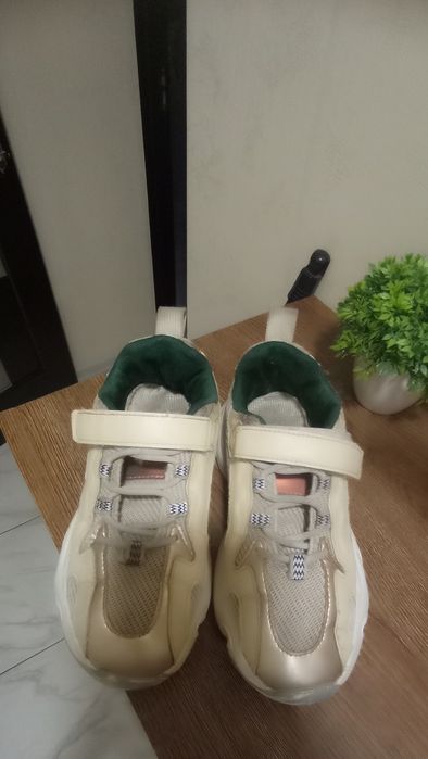 Продам кросівки демисезонні