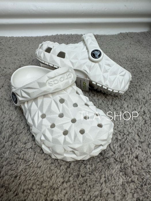 Crocs Classic Geometric Kids Clog дитячі крокси на дівчинку