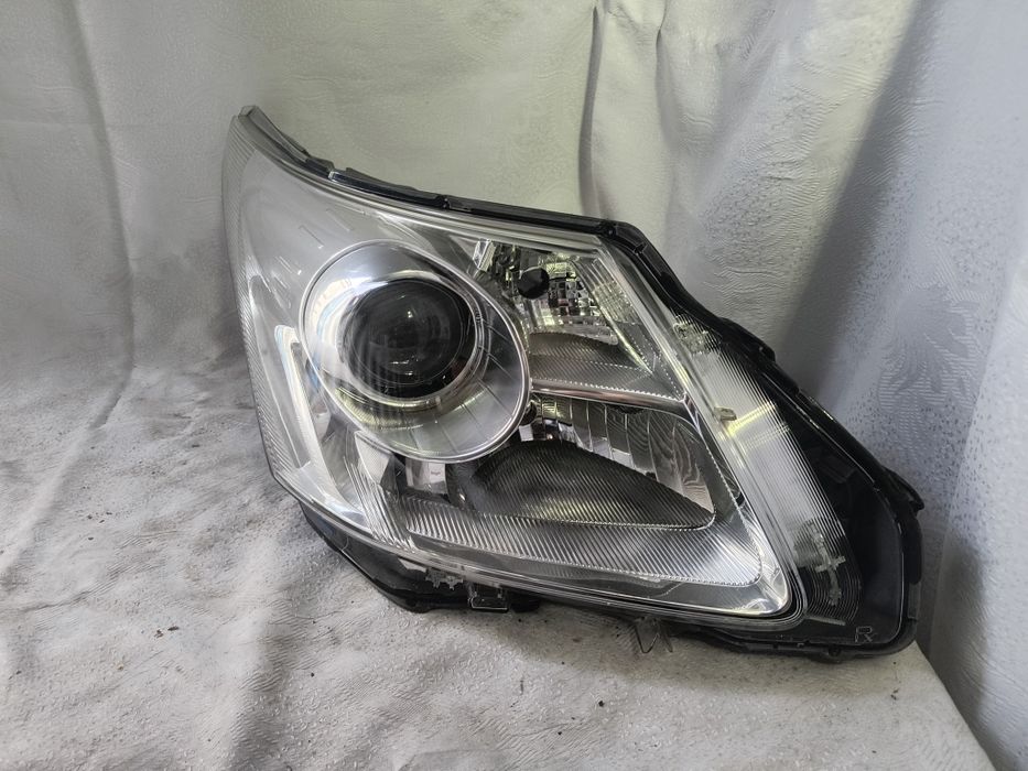 Lampa prawa Toyota Avensis t27 Europa reflektor przedni  prawy
