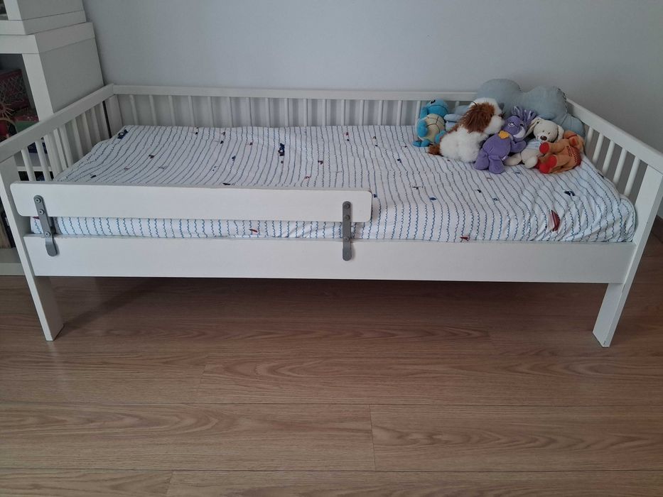 Cama infantil branca com colchão