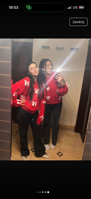 świąteczny sweter czerwony w kokardki