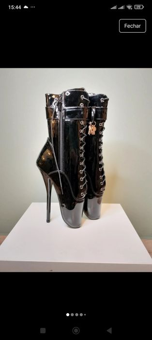 Botas PUNISHMENT com salto agulha estremo e cadeado PRETO VERNIZ