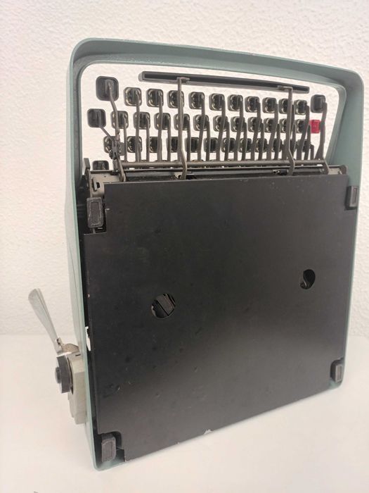 Máquina de escrever Olivetti Lettera 32