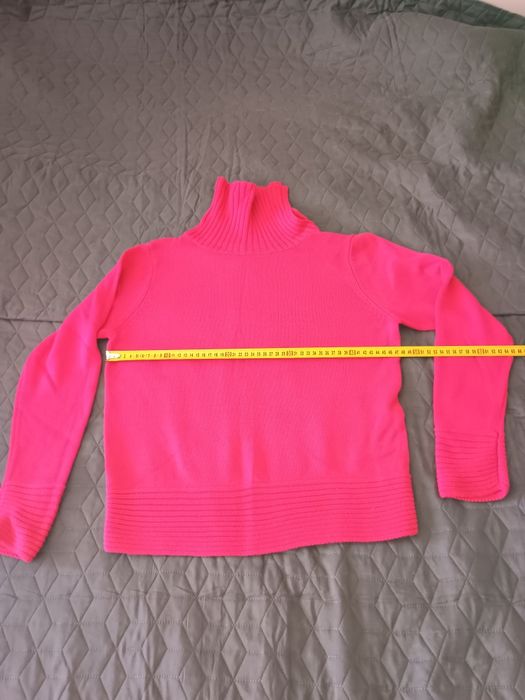 Golf różowy z rozcięciem