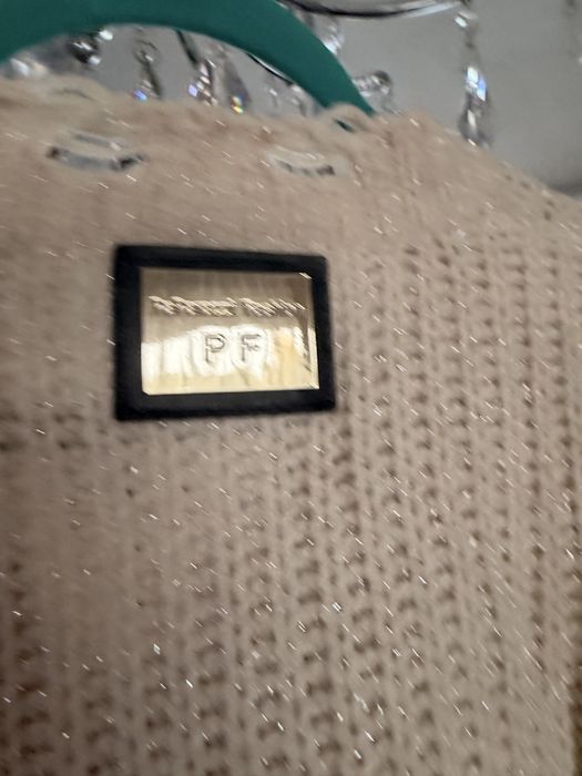 Beżowy miękki sweter o grubszym splocie