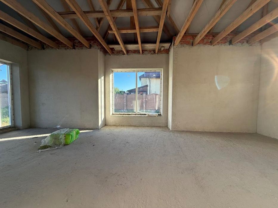 Красивий якісний будинок з великою земельною ділянкою