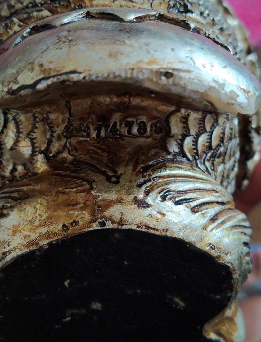 Estatueta de coruja em resina prateada