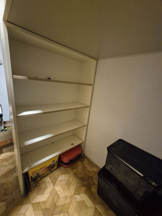 Łóżko piętrowe białe robione przez stolarza z regałami