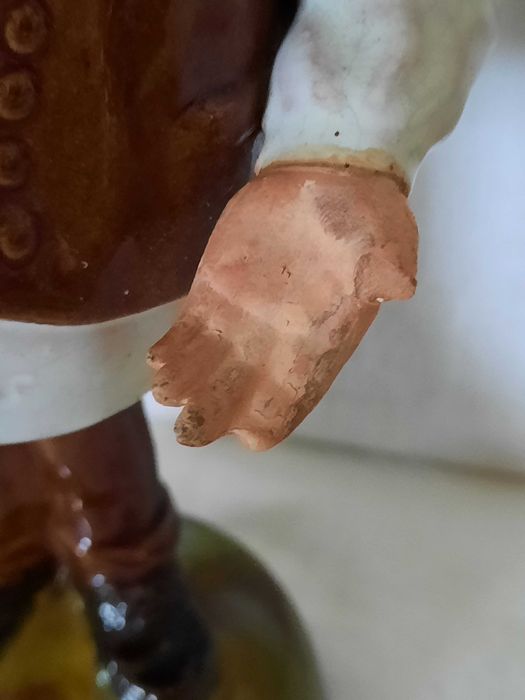 Zé Povinho figura de movimento em faiança das Caldas