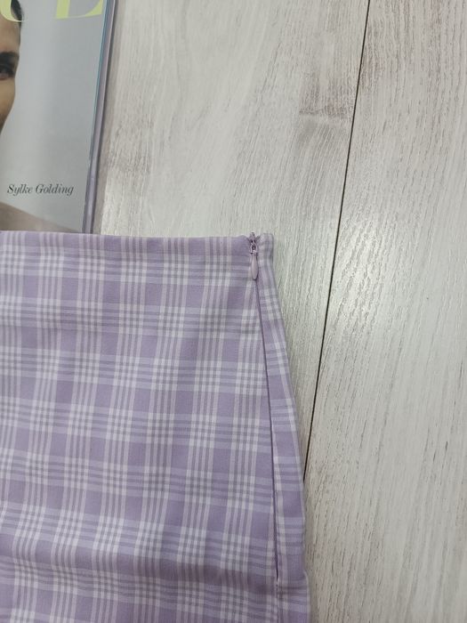Piękne, eleganckie spodenki damskie w fioletowo-białą kratkę - roz. M