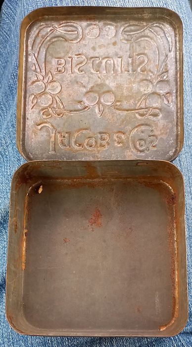 Caixa metálica dos anos 20
