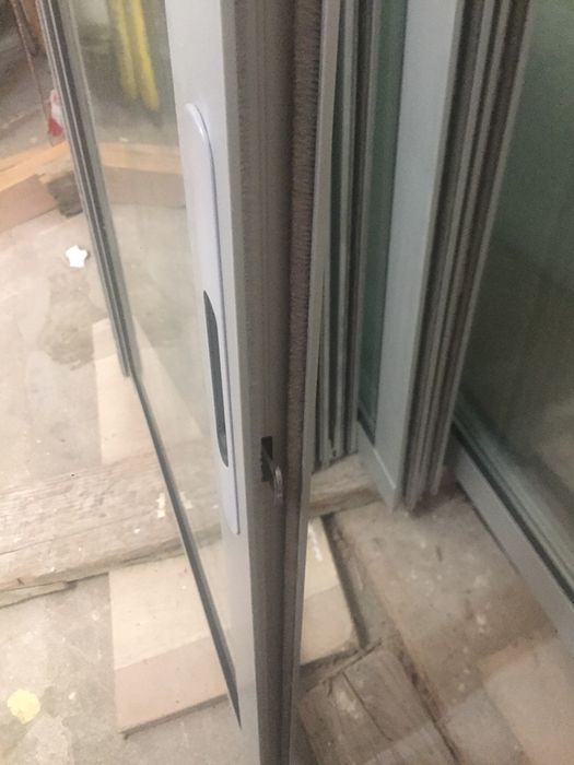 Janelas de correr em vidro duplo, com aros e Janelas novas.