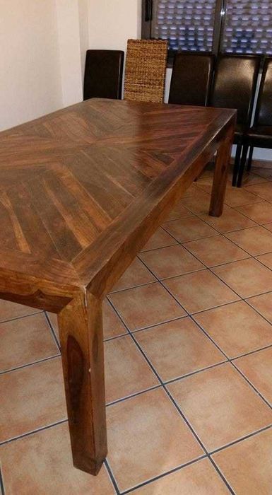 Mesa estilo colonial e cadeiras