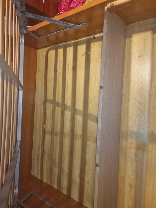 Cama com somier em bom estado em madeira com estrado