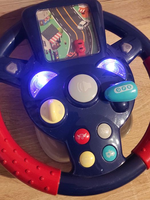 Interaktywna kierownica małego kierowcy