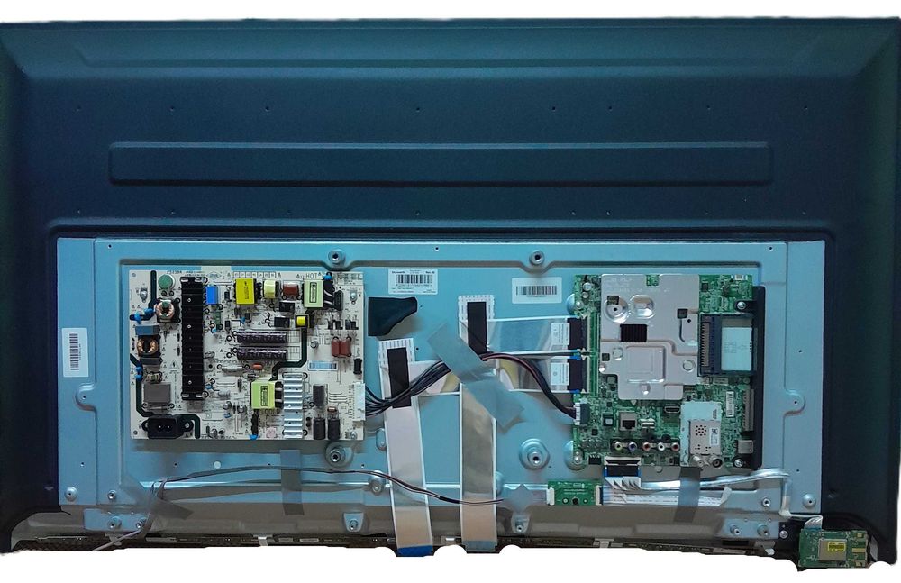 Televisão LG 43UJ620V vendo as peças
