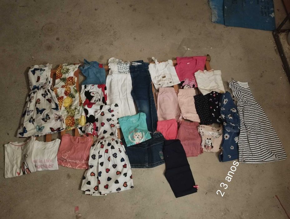 Roupas de menina em muito bom estado