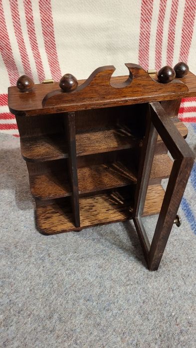 Drewniana mini witrynka 21x18x5 cm.