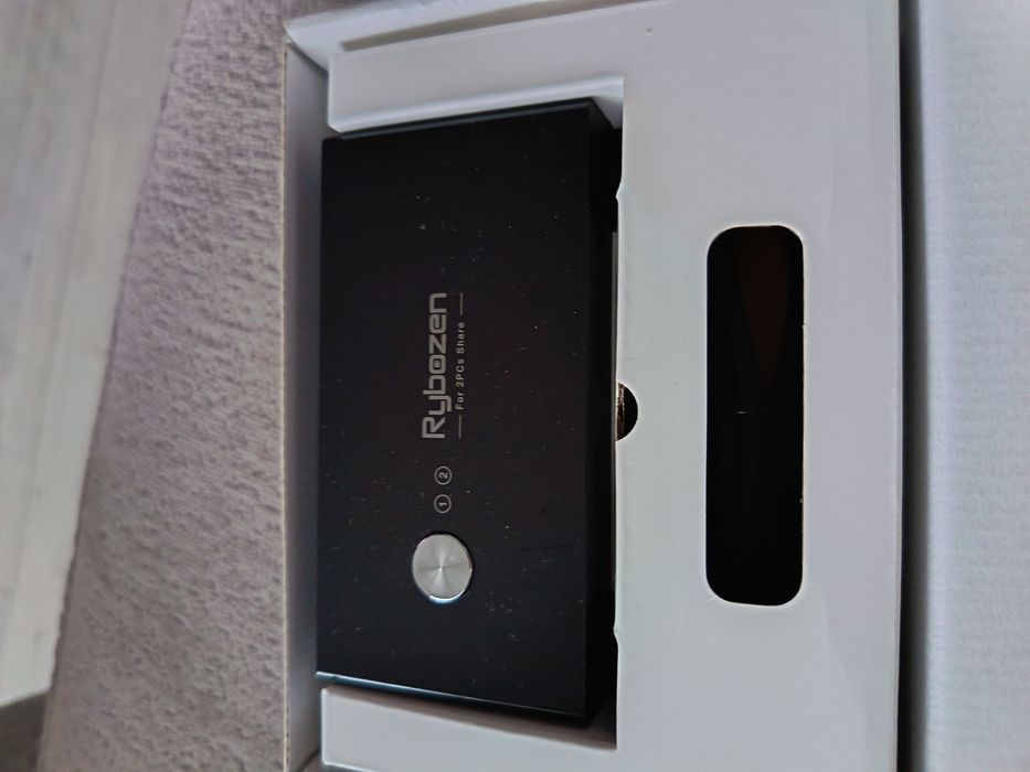 Przełącznik USB Rybozen Switch Selector 2in4 (Share 4 USB 2 PCs)