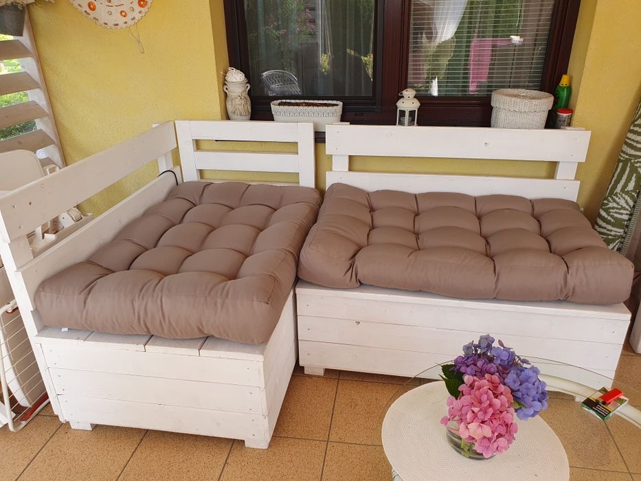 Sofa, siedziska tarasowe, skrzynie z poduchami