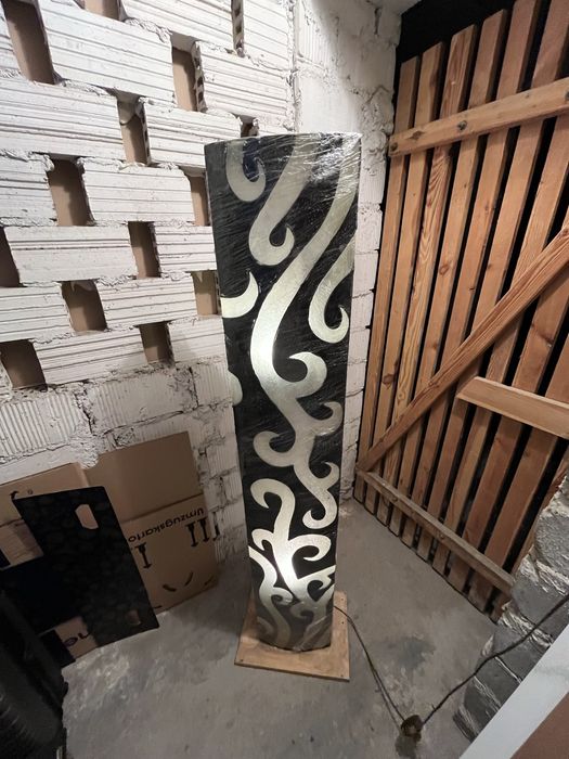 Lampa stojąca czarna wzory prostokątna