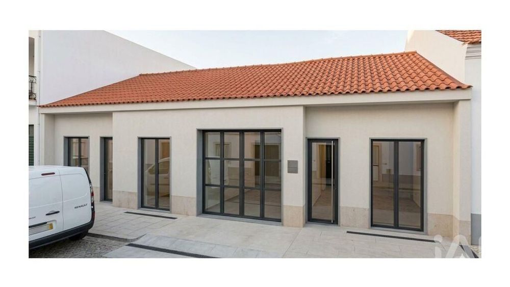 Casa de Cidade T6 em Almeirim de 391,00 m2