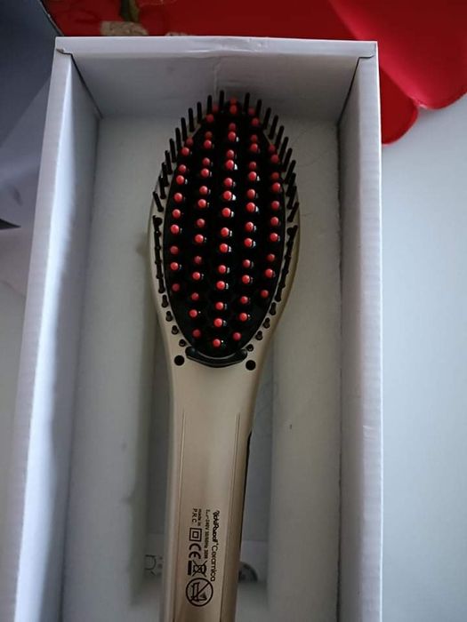 Vendo escova de alisar o cabelo