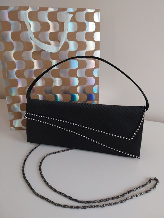 Czarna torebka kopertówka z opakowaniem prezentowym